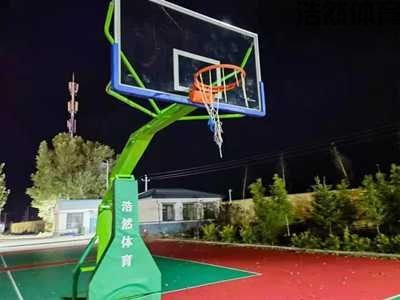 在美好的夜景下安装篮球架