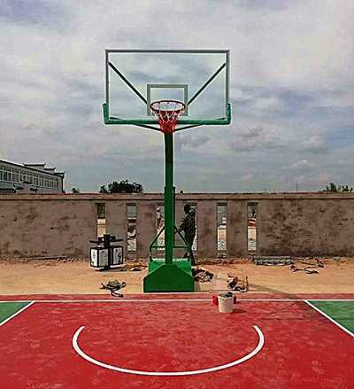 安装学校的凹箱移动式篮球架