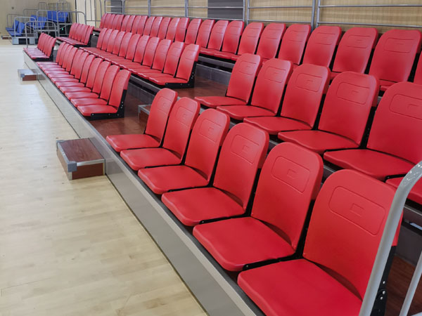 Front-facing flip-up telescopic bleacher seats
